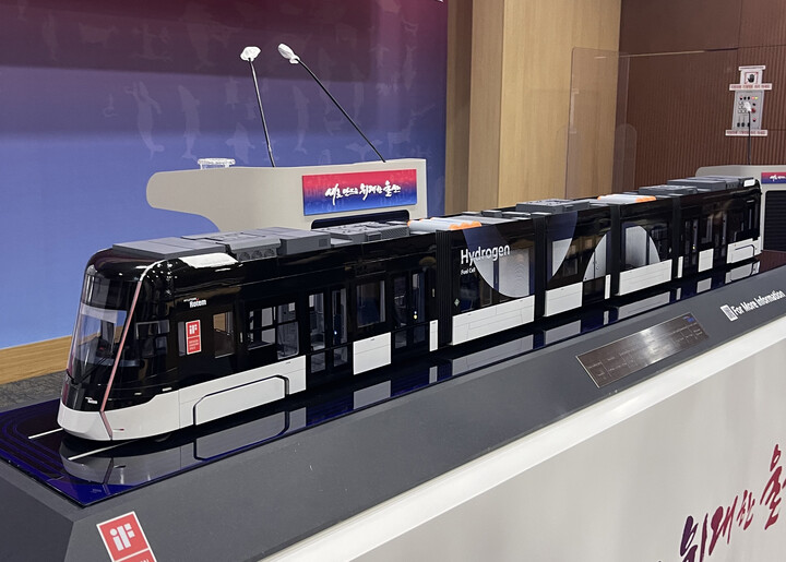 23일 울산시가 공개한 울산도시철도 트램 모형. 