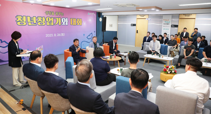 이상민 행정안전부장관은 26일 울산 톡톡팩토리 중구점에서 김두겸 울산시장, 김기환 울산시의회 의장, 서정욱 울산시 행정부시장, 안효대 울산시 경제부시장, 박성민 국회의원, 김영길 중구청장, 강혜순 중구의회 의장, 입주기업 청년 대표들이 참석한 가운데 ‘청년창업 관계자 간담회’를 갖고 지역 청년창업과 관련한 현장 애로사항을 청취하고 지원방안을 모색했다. 울산시 제공