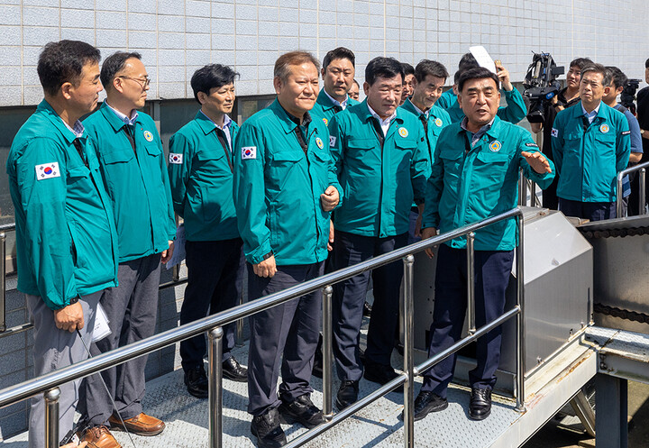 이상민 행정안전부 장관이 지난 26일 울산 중구 내황배수장을 방문해 김두겸 울산시장, 박성민 국회의원, 김영길 울산 중구청장을 비롯한 관계자들과 내황 자연재해 위험개선지구 정비사업 현장 점검을 하고 있다. 최지원 기자 rosesian2@iusm.co.kr