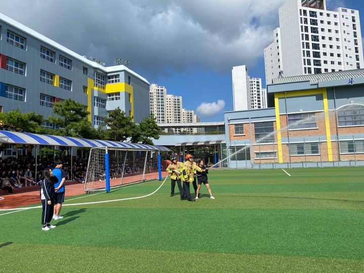 울산 북부소방서는 지난 8일 북구 양정동에 위치한 효정중학교에서 화재 시 현장대응능력 강화를 위한 공공기관 합동소방훈련을 실시했다.
