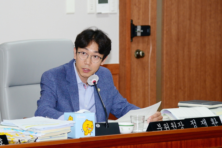 울산 중구의회 정재환 의원은 지난 7일 지역 이스포츠 활성화를 위한 관련 조례를 대표 발의하고 제안설명을 하고 있다. 울산 중구의회 제공
