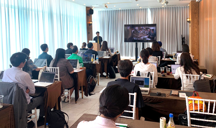 한국언론진흥재단 부산지사에서 주관한 '인공지능(AI) 시대 기자로 살아가기' 주제의 언론인 연수가 12, 13일 이틀간의 일정으로 부산 송정호텔에서 열리고 있다. 사진은 첫날 강의 모습.  언론진흥재단 부산지사 제공
