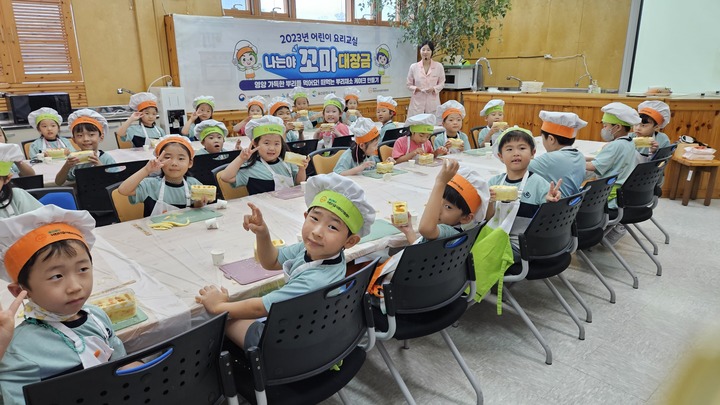 울산과학대학교(총장 조홍래)에서 위탁·운영 중인 울산북구 어린이급식관리지원센터(센터장 정영혜)가 지난 13일부터 22일까지 북구 친환경급식지원센터 교육실에서 성장기 어린이의 올바른 식습관 형성을 위해 '나는야 꼬마대장금' 을 운영한다.
