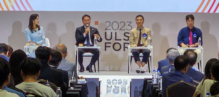 14일 울산전시컨벤션센터에서 개최된 SK-울산상의 '2023 울산포럼'에서 최태원 SK회장이 질문에 답하고 있다.