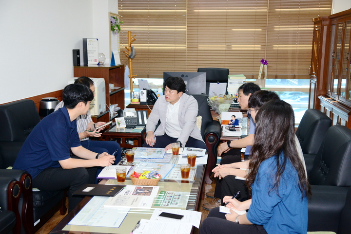 울산 중구의회 문기호 의원은 19일 한국토지주택공사(LH) 울산사업본부 총괄 담당자와 간담회를 갖고 다운2지구 공사에 따른 중구 다운로 일원 안전대책을 논의했다. 울산 중구의회 제공
