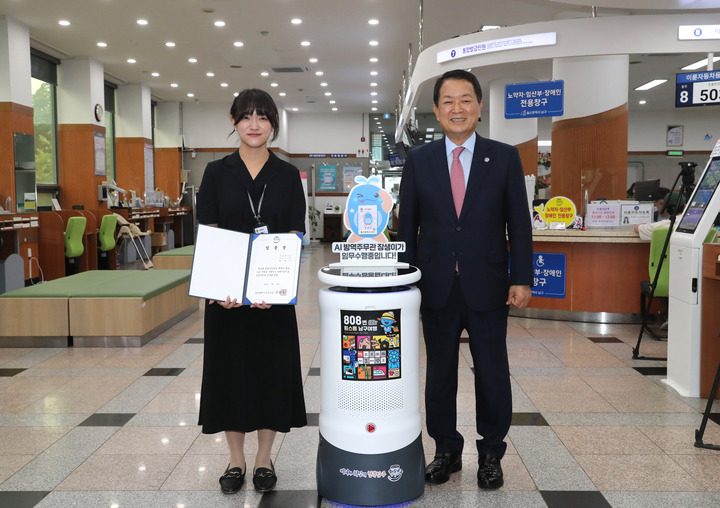 서동욱 남구청장이 26일 남구청 민원실에서 열린 'AI로봇 장생이 방역주무관 임명식'에서 AI로봇 방역시연을 살펴보고 있다.
