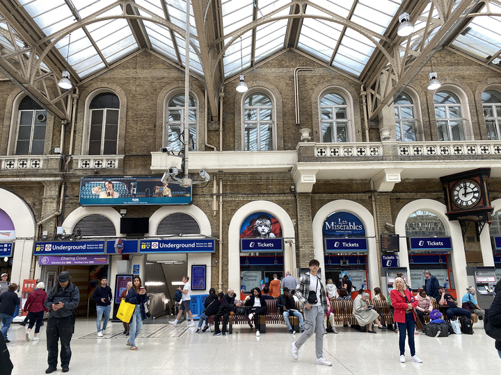 영국 런던 위치한 채링크로스역(Charing Cross Station)을 이용하기 위해 사람들이 모여 있다. 김지은 기자