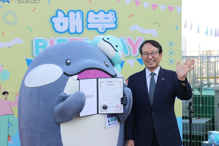 BPA 강준석 사장이 리뉴얼 공식 캐릭터 해범이와 론칭 기념촬영을 하고 있다.
