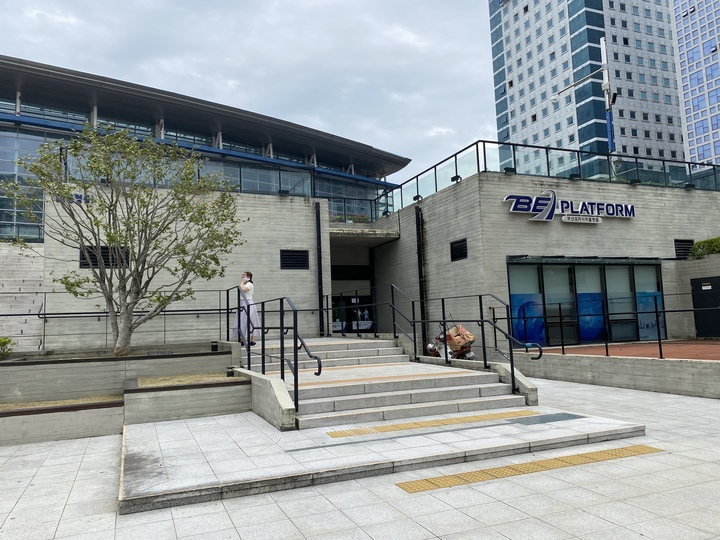 부산유라시아플랫폼은 A동과 B동으로 나뉘어져 있는데, B동에서 다양한 스타트업 공간을 사용할 수 있다. 기차에서 내려 멀리 가지 않고도 플랫폼에서 대부분의 업무가 해결 가능하다.
