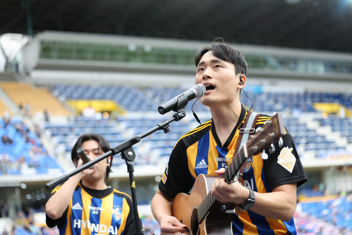 울산지역 뮤지션 길기판이 지난 8일 문수축구경기장에서 개최된 울산현대와 인천유나이티드의 하나원큐 K리그1 33라운드에서 '울산x3 응원가 프로젝트' 공연을 선보였다.
