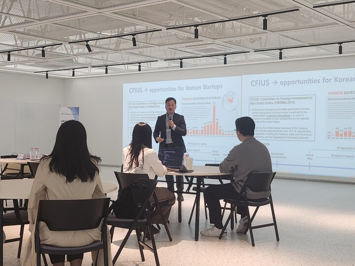 류시훈 센터장이 참가자들에게 한국 기술 창업 기업의 인큐베이팅 전략과 사례를 설명하고 있다. UNIST 제공 
