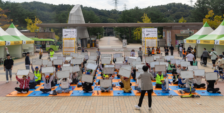 울산매일신문UTV가 주최·주관하고 울산시가 후원하는 'Safe-Ulsan!-2023안전문화페스티벌'이 지난 14일 울산 남구 울산대공원 남문광장에서 개최된 가운데 안전문화 골든벨에 참가한 시민들이 퀴즈를 풀고 있다. 최지원 기자
