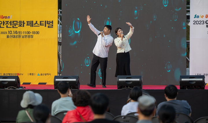 시민들이 뮤지컬 공연을 관람하고 있다.
