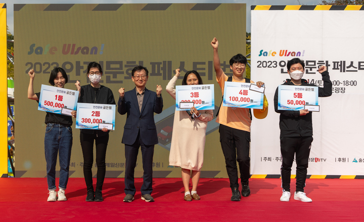 안전문화 골든벨 시상식에서 본지 고창근 관리이사가 입상자들에게 시상을 한 뒤 기념촬영을 하고 있다.
