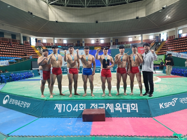대학씨름의 강자 울산대학교 씨름부(감독 주명찬)가 제104회 전국체육대회에서 대학부 단체전 동메달, 개인전에서는 청장급(85kg) 최이건(스포츠과학부 1년)이 금메달을 획득했다.
