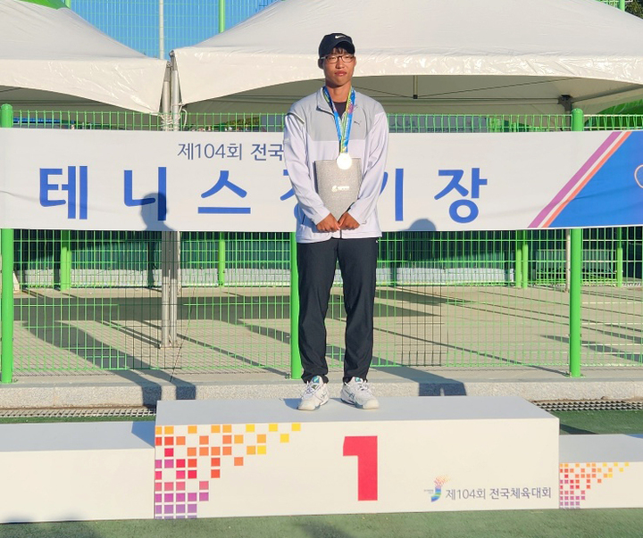 울산대학교 스포츠과학부 4학년 박용준이 제104회 전국체육대회 테니스 남자대학부 개인전 단식에서 금메달 따내 2년 연속 1위에 올랐다. 울산대 제공 
