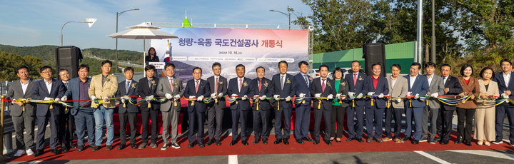 청량-옥동 국도건설공사 개통식이 18일 울산 울주군 청량읍 문죽교차로 인근에서 개최된 가운데 김두겸 울산시장, 김기환 울산시의장, 서동욱 울산 남구청장, 이채익·서범수 국회의원, 김홍목 부산지방국토관리청장을 비롯한 참석자들이 테이프 커팅을 하고 있다. 최지원 기자