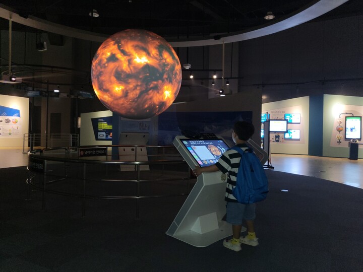 국립대구과학관을 찾은 어린이가 행성의 모습을 관찰하고 있다.