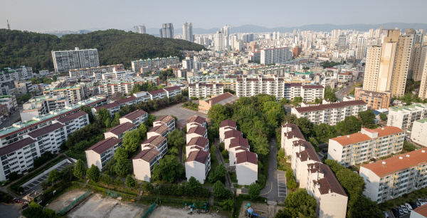 신정 2동 1622-1일대 노후 아파트와 주택 등을 재건축하기 위해 지난 2007년 추진위원회 설립 후 2015년 정비구역으로 지정된 부지 전경 모습. 이수화 기자