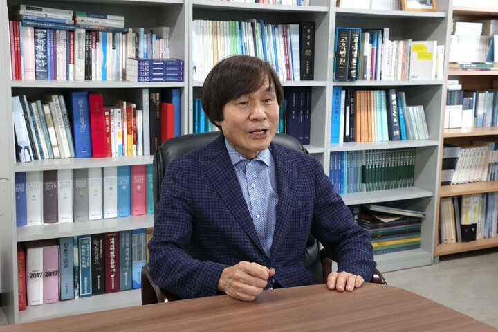 임지순 교수가 울산대학교 석좌교수로 임용된 뒤 울산에서의 교육 및 연구활동 계획을 밝히고 있다. 울산대 제공 
