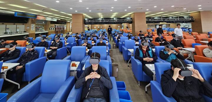 렛츠런파크 부경의 현장 근로자 대상 '2023년 산업안전 가상현실(VR) 안전교육' 진행 모습.
