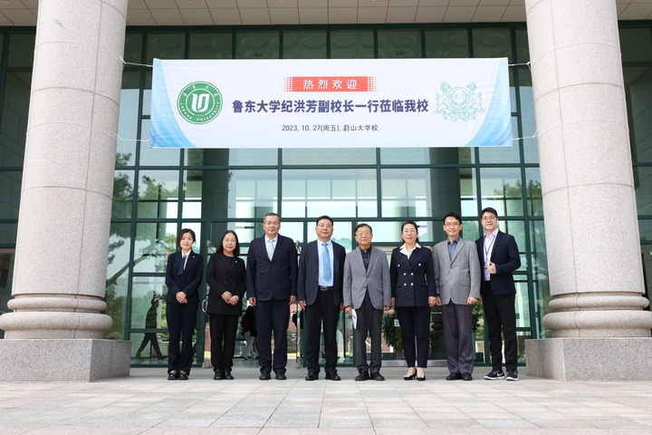 중국 루동대학 부총장 일행이 지난 27일 울산대학교를 찾아 교수 및 학생 교류와 함께 울산대 메타염증센터를 통한 공동연구를 진행하기로 했다. 중국 루동대학 기홍방 부총장(오른쪽에서 세번째)과 오연천 울산대 총장(오른쪽에서 네번째)이 양교 교류방안을 모색하는 간담회를 마치고 기념촬영을 했다. 울산대 제공
