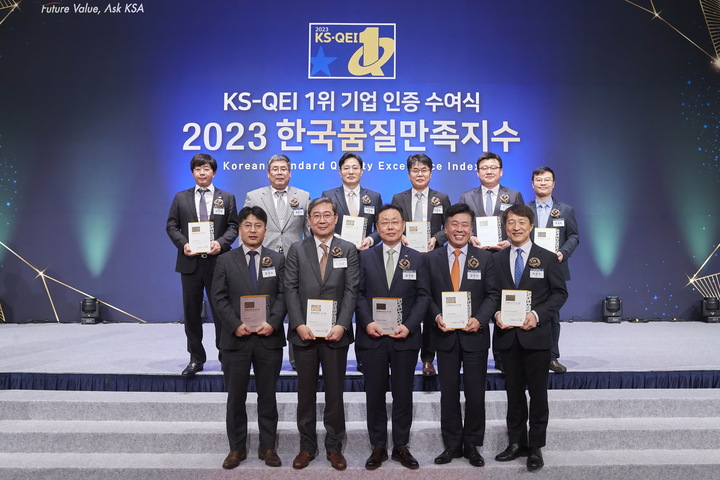 KCC, KCC실리콘, KCC글라스, KCC신한벽지 등 4개사는 최근 서울 중구 롯데호텔에서 열린 '2023 한국품질만족지수(KS-QEI) 인증 수여식'에서 건축자재 관련 10개 부문에서 1위를 수상했다고 밝혔다.
