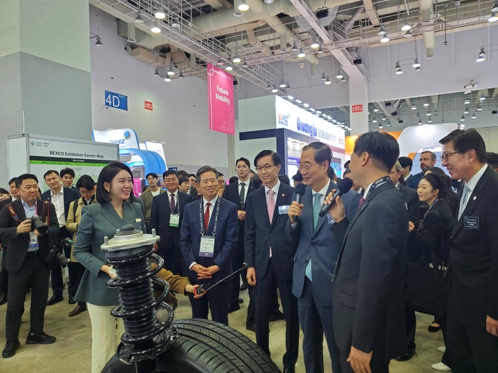 안효대 울산시 경제부시장은 7일 부산 벡스코 제2전시장에서 열린 '인베스트 코리아 서밋(Invest KOREA Summit) 2023'에 참석 한덕수 국무총리와 울산시 이차전지 산업 홍보관 투어를 하고 있다. 울산시 제공