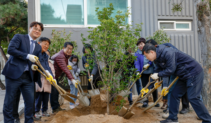 울산 남구청에서 진행 중인 ‘한 집 한 그루 나무 심기’ 행사가 20일 울산 남구 평창3차현대아파트에서 서동욱 울산 남구청장, 이정훈 남구의회 의장, 이상만 남구청 정원녹지과장, 아파트 주민 등이 참석한 가운데 열렸다. 이수화 기자
