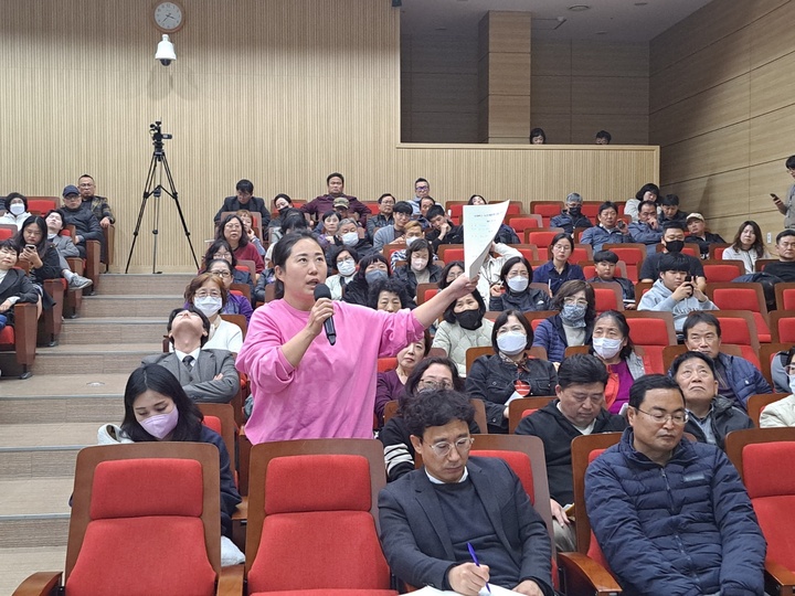 울산 동구의 한 주민이 버스 노선 개편과 관련해 문제제기를 하고 있다.