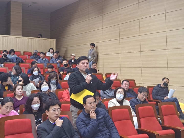 울산 동구의 한 주민이 버스 노선 개편과 관련해 문제제기를 하고 있다.
