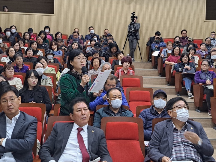 울산 동구의 한 주민이 버스 노선 개편과 관련해 문제제기를 하고 있다.