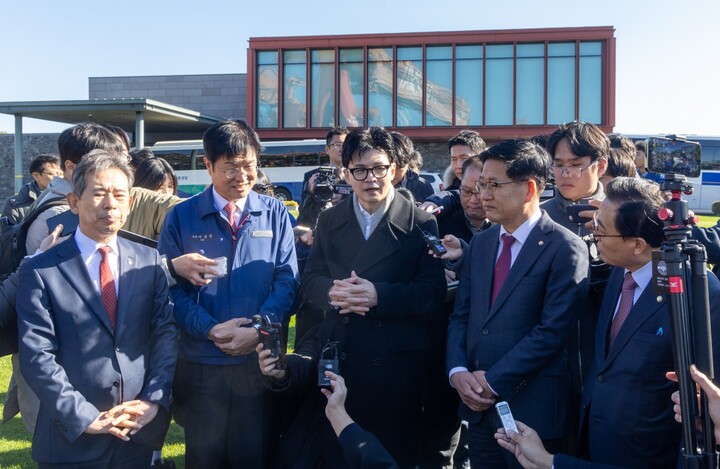 한동훈 법무부 장관이 HD현대중공업 울산 본사 영빈관 앞에서 이상균 HD현대중공업대표이사, 이채익 권명호 국회의원, 안효대 울산시 경제부시장 등과 기자들의 취재에 응하고 있다.