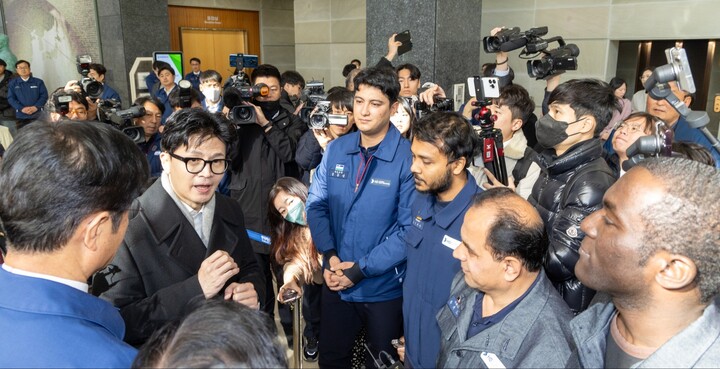 한동훈 법무부 장관이 HD현대중공업에서 외국인노동자들과 대화하고 있다. 
