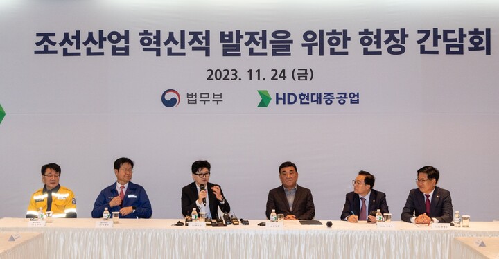 울산 동구 HD현대중공업 본관에서 열린 '조선업 관계자 간담회'에서 한동훈 법무부 장관과 김두겸 울산시장, 이상균 HD현대중공업 대표이사, 이채익 권명호 국회의원 등이 대화를 나누고 있다.