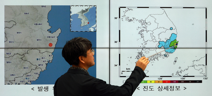 30일 오전 4시 55분께 경북 경주시 동남동쪽 19㎞ 지점(경주시 문무대왕면)에서 규모 4.0 지진이 발생했다. 이날 오전 서울 동작구 기상청에서 이원길 통보관이 지진 관련 정보를 살펴보고 있다.

