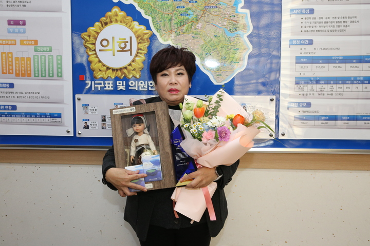박인서 부의장은 지난 1일 남구의회 의사당을 방문한 제주특별자치도 채동우 세정담당관으로부터 '제주 명예도민증'을 받았다.
