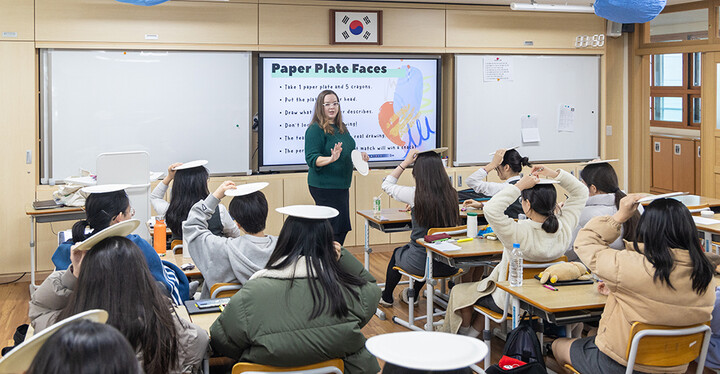 6일 울산 성광여자고등학교 2학년 교실에서 진행된 원어민과 함께하는 영어 수업에서 학생들이 수업을 듣고 있다. 최지원 기자