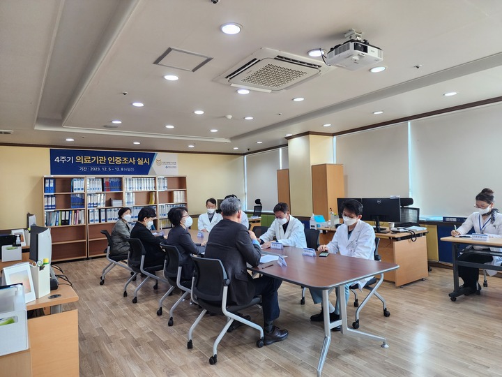 울산 은성의료재단(이사장 구정회) 좋은삼정병원(병원장 서정우)은 지역민들에게 더욱 수준 높은 의료 서비스 공급을 위해 울산지역 종합병원 최초 4주기 의료기관 인증 획득을 위한 의료기관 평가 인증 조사를 5일부터 8일까지 4일간 진행한다.
