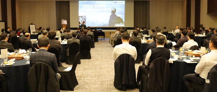 울산상공회의소(회장 이윤철)는 14일 오전 7시 울산 롯데호텔에서 '2024년 경제전망:스태그플레이션과 대응전략'이라는 주제로 제197차 울산경제포럼을 개최했다.