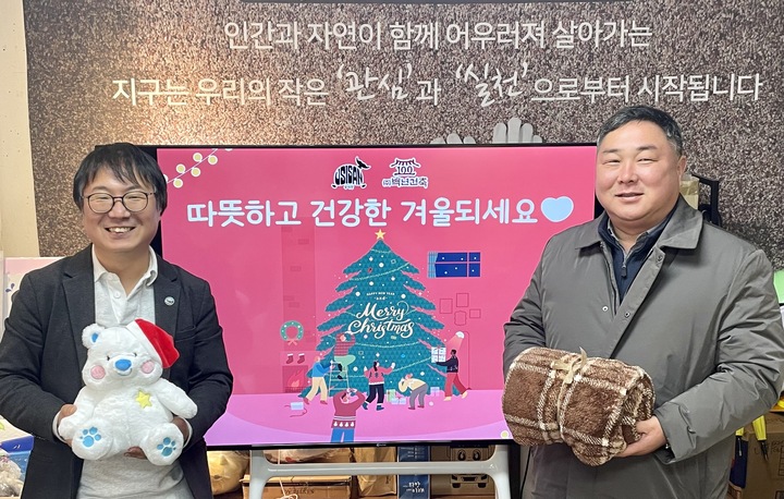 울산 사회적기업 우시산(대표 변의현·왼쪽)과 백년건축(대표 전득귀)은 크리스마스를 맞아 세이브더칠드런을 통해 지역 취약계층 아동 40여 명에게 헌 옷을 활용해 만든 크리스마스 시즌 한정판 양말과 업사이클링 NP복합사 담요를 전달한다고 20일 밝혔다.
