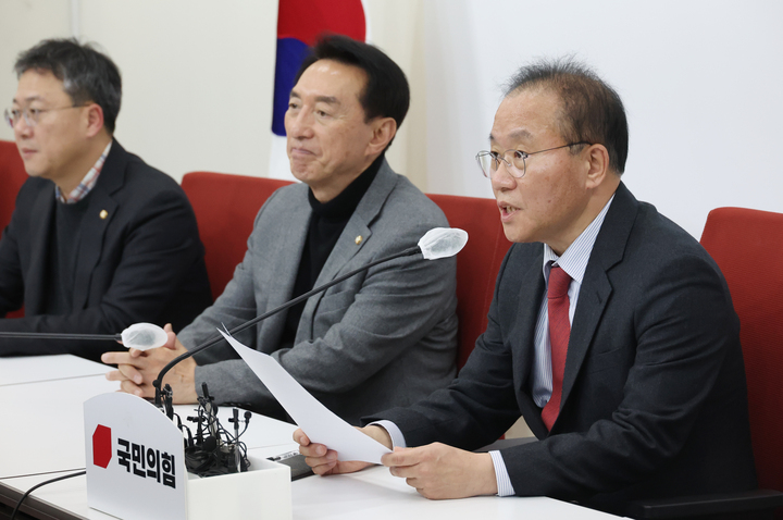 국민의힘 윤재옥 원내대표 겸 대표 권한대행이 21일 국회에서 긴급 기자간담회를 열고 비대위원장에 한동훈 법무장관을 추천한다고 밝히고 있다. 연합뉴스
