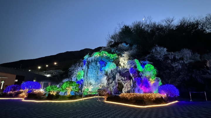 울산 울주군은 영남알프스 복합웰컴센터가 아름다운 눈꽃 설경과 다양한 크리스마스 이벤트로 색다른 겨울 관광명소로 인기를 끌고 있다고 25일 밝혔다. 울주군 제공
