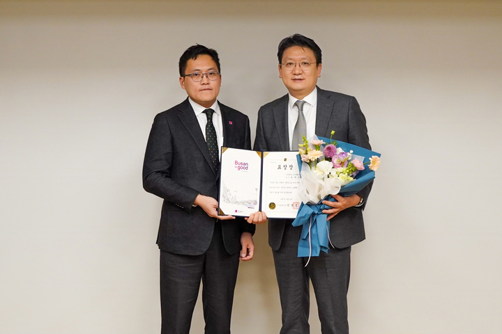 부산백병원 안과 양재욱 교수(오른쪽)와 부산시 이경덕 미래산업국장이 수상 기념촬영을 하고 있다.
