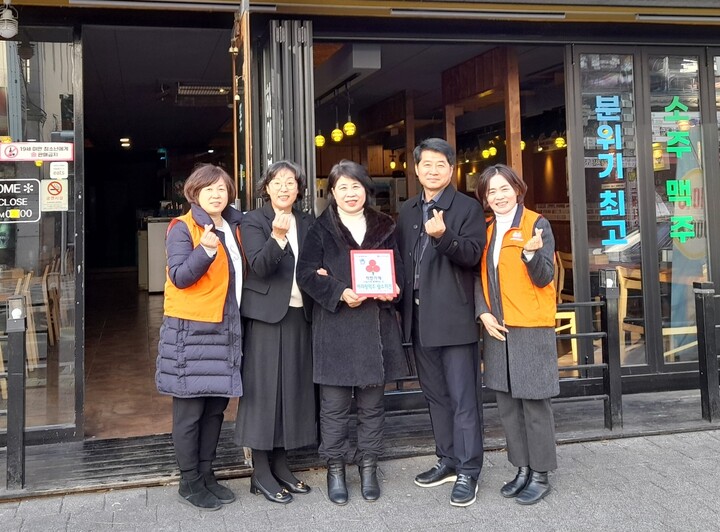 남구 무거동 지역사회보장협의체는 지난달 29일 나눔천사 프로젝트에 동참한 착한가게 '림스치킨·아리랑맥주'에 현판을 전달했다.
