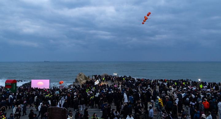 2024 갑진년 새해 첫날 한반도 내륙에서 해가 가장 먼저 뜨는 울산 울주군 간절곶을 찾은 해맞이객들로 북적이고 있다. 이날 흐린 날씨로 인해 해가 보이지 않았다. 최지원 기자

