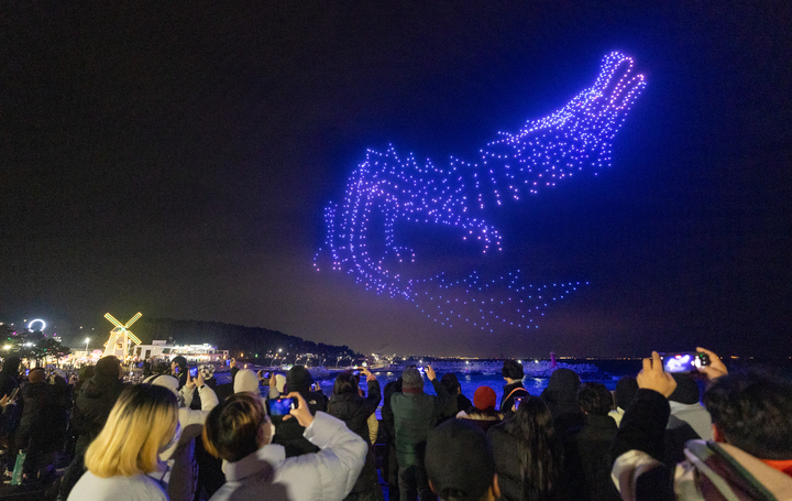 1일 한반도 내륙에서 해가 가장 먼저 뜨는 울산 울주군 간절곶에서 열린 '2024 간절곶 해맞이 행사'에서 1,000대의 드론이 청룡을 표현하고 있다. 최지원 기자
