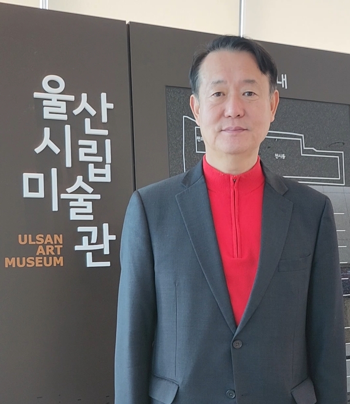 10일 기자들과 만난 채홍기 울산시립미술관장은 '지난해 시민들이 이건희 컬렉션에 보내준 호응에 힘입어 올핸 한국 근대회화의 흐름을 살펴볼 수 있는 전시에 무게를 뒀다'라고 밝혔다.
