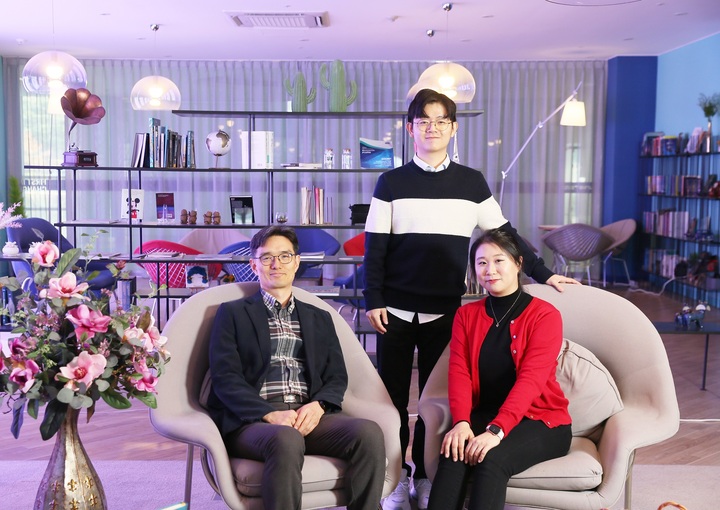 왼쪽부터 UNIST 강병헌 교수, 제 1저자 윤남구 연구원, 제 1저자 김소연 연구원.
