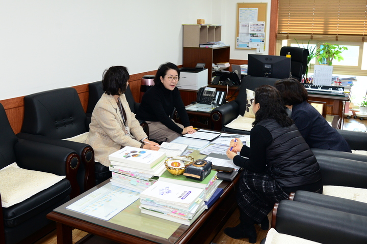 홍영진 울산중구의회 의원이 14일 의원연구실에서 구청소유의 미술품 전수조사결과를 듣고 관리방안을 논의하고 있다. 중구의회 제공
